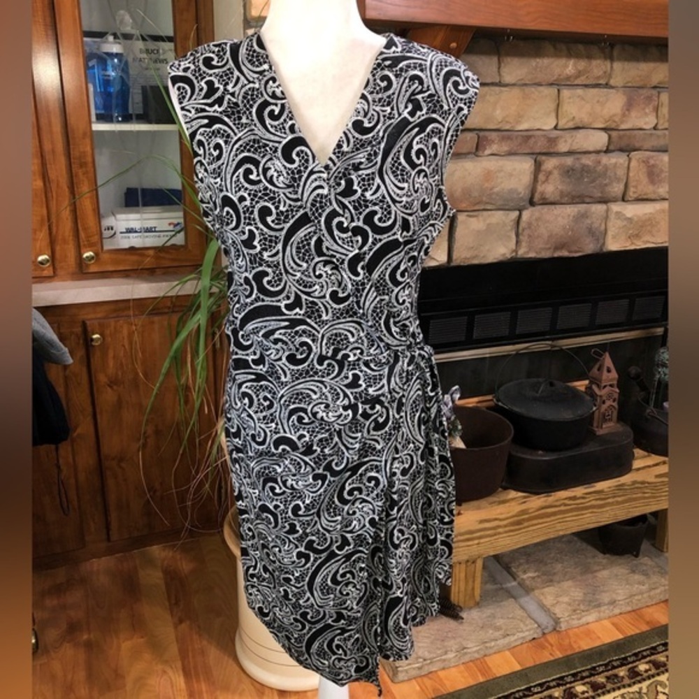 ANN TAYLOR SIZE LARGE BLACK & WHITE SLEEVELESS PAISLEY WRAP DRESS EUC